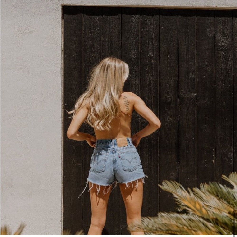 📦 Vintage Levi’s Cut-off Denim Shorts